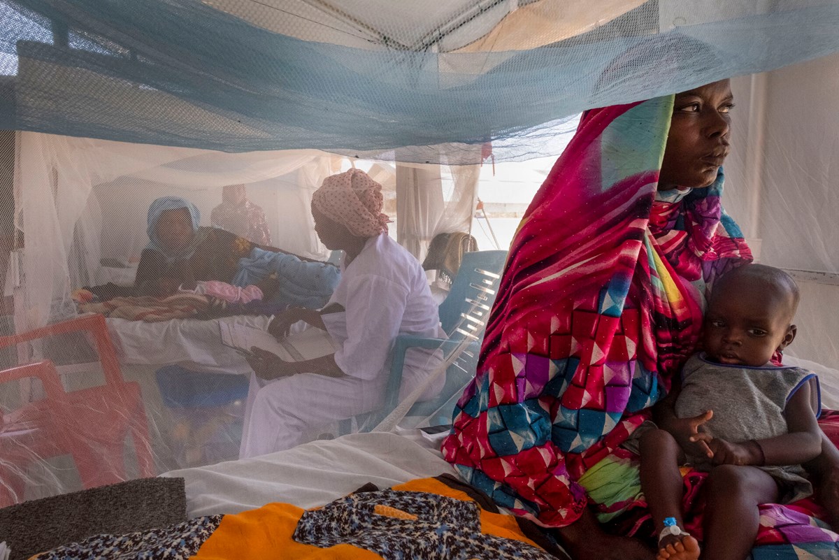 Læger uden Grænsers klinik i Metche Camp, Tchad, nær den sudanesiske grænse april 2024. 
Danmark bevilgede mandag yderligere 100 millioner kroner i nødhjælp til Sudan, hvor op imod ni millioner mennesker er drevet på flugt af en væbnet konflikt ud mellem Sudans regeringshær og den paramilitære oprørsgruppe Rapid Support Forces. Konflikten har på kort tid udviklet sig til det, en række internationale organisationer kalder verdens største fordrivelseskrise. Krisen har medført massive ødelæggelser af infrastruktur og overgreb på civile, herunder udbredt vold og overgreb mod kvinder. 25 millioner mennesker har akut behov for livreddende nødhjælp.