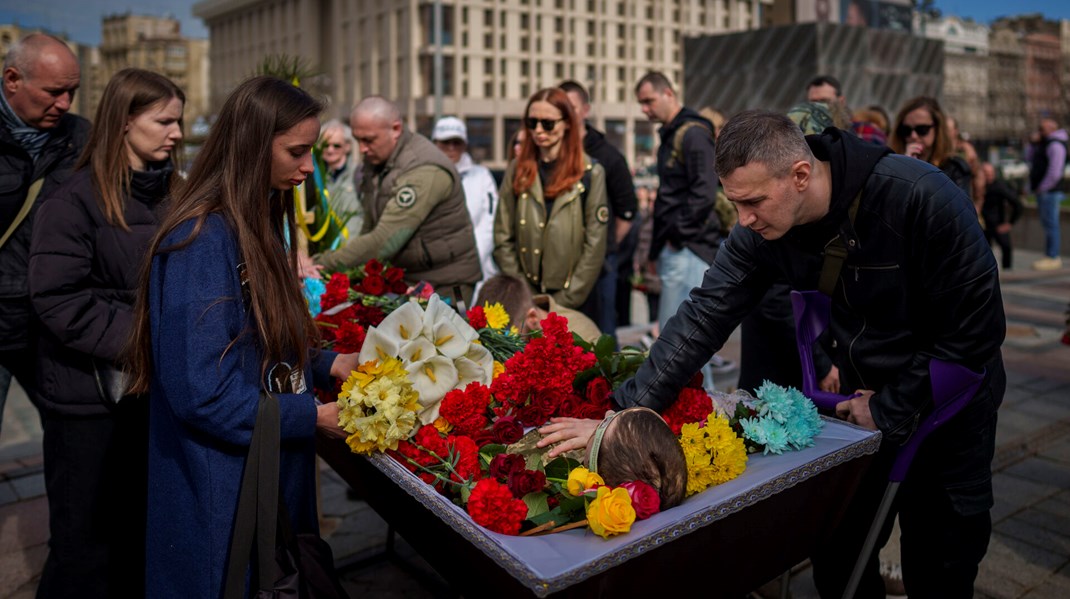 Mens der ikke findes præcise tal for antallet af civile og militære ofre i krigen, har en lovændring nu sænket minimumsalderen for tvangsindkaldelse
til den ukrainske hær til 25 år. Det betyder at omkring 400.000 flere
kan indrulleres i forsvaret mod de russiske styrker. Her er det Oleksandr, som siger farvel til sin ven Vadym i Kiev i april 2024.