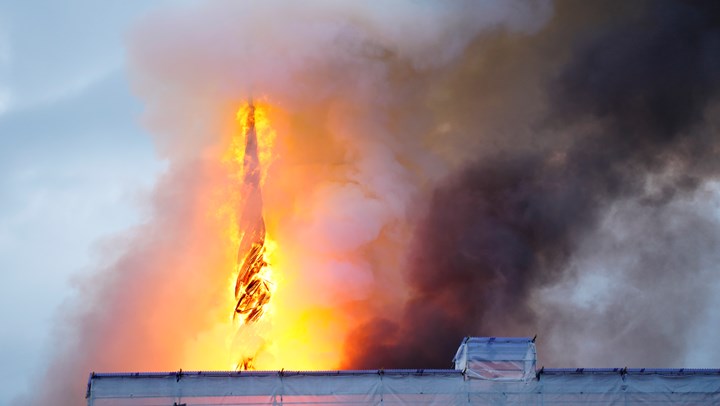 Det ikoniske dragespir knækkede i flammerne klokken 08.30 tirsdag morgen.