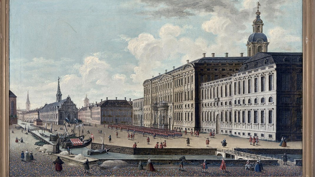 Det første Christiansborg, forvaltningen bag Danmark og Norge i Den røde Bygning samt Børsbygningen er vidne til, at den enevældige konge Frederik V's garde trækker op på Slotspladsen cirka 1760. Maleriet, hvor en gondol ses i kanalen, tilskrives Jacopo Fabris, der blev født i Venedig i 1689. Det kan opleves af Altingets mange gæster i mediehusets reception i København.