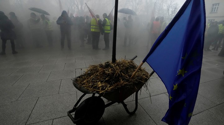 Europæiske landmænd har de seneste måneder demonstreret i massevis. Blandt andet EU's miljølovgivning har stået for skud. Landbrugets store interesseorganisation i Bruxelles, Copa-Cogeca, har endnu ikke meldt en holdning ud på et kvotemarked for landbruget.