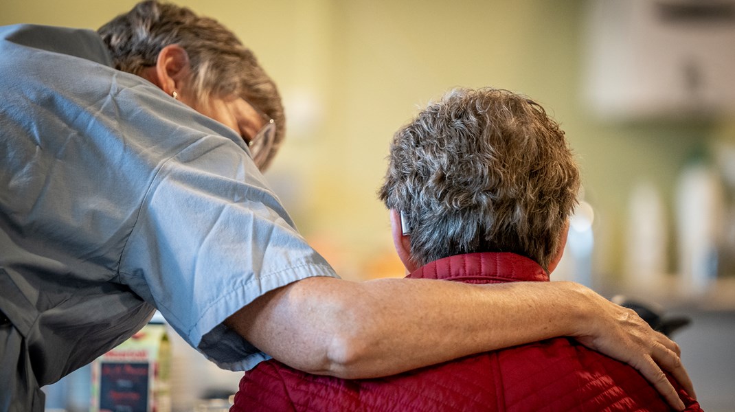 Regeringens lovforslag, der blandt andet vil gøre det muligt at låse demente ældre og personer med handicap inde, samt udelukke dem fra sociale aktiviteter, er en bekymrende glidebane, skriver Thorkild Olesen, Michael Teit Nielsen og Tony Bech.