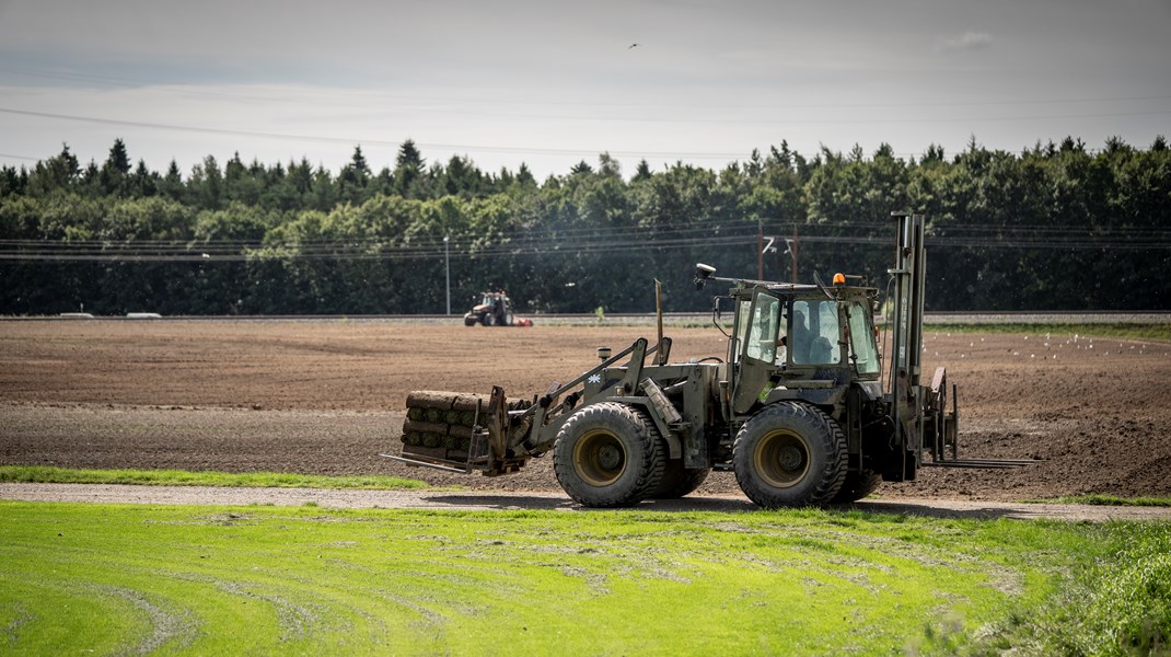 Som yderligere kommentar til Klimarådets analyse vil vi fremhæve det vigtige perspektiv, at en nedgang i fødevareproduktion i Danmark vil medføre en forøget produktion andre steder i verden, skriver Tom Heron og Lisbeth Henricksen.