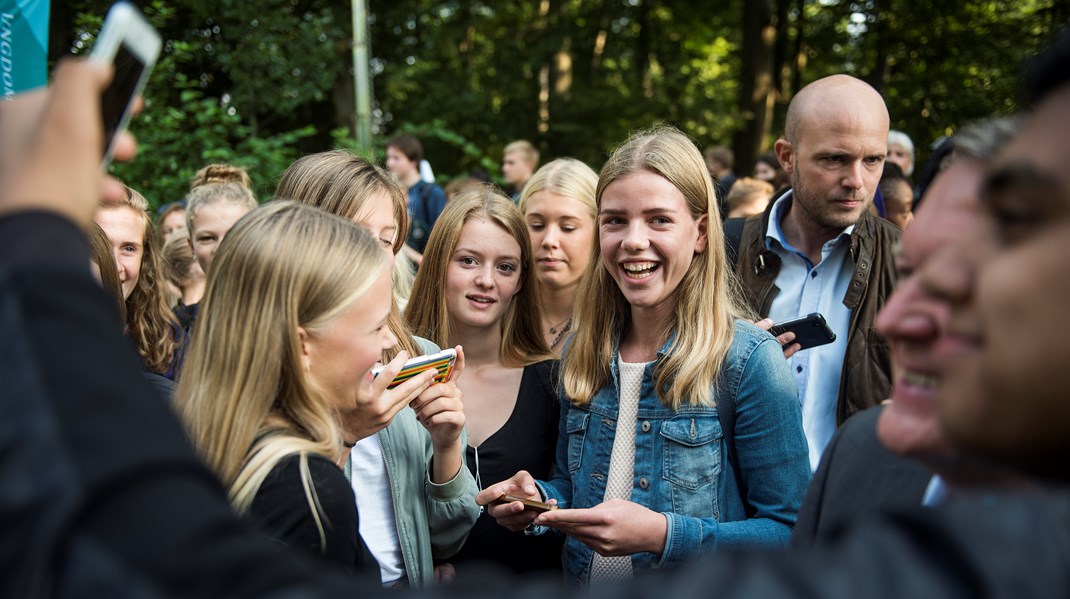 Da
Ungdomsbureauet skød Ungdommens folkemøde i gang for otte år siden var det med
ambitionen om at skabe den mest samfundsengagerede ungdomsgeneration i
danmarkshistorien. Siden har Ungdomsbureauet udvidet sine aktiviteter ud fra
visionen om at alle unge skal være en naturlig del af de beslutninger, der
påvirker deres liv.