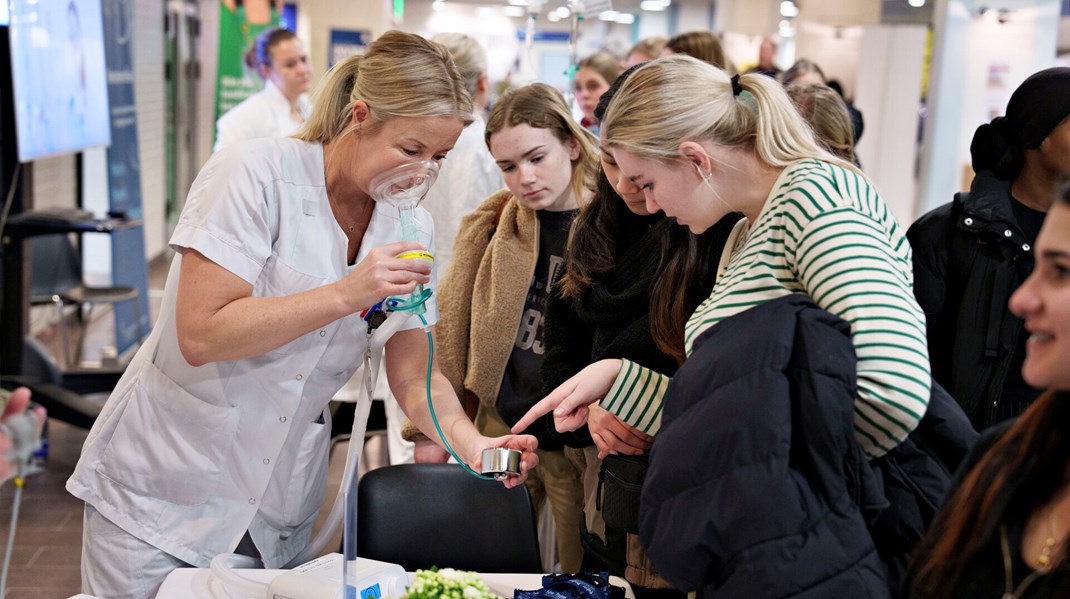 Selvom der i dag bliver optaget studerende på universitetet, som også søger én af de fire store professionsbacheloruddannelser, så vil en begrænsning af studiepladserne på humaniora eller andre områder på universiteterne ikke automatisk føre til et øget optag på professionsuddannelserne, skriver Mads Fjord Jørgensen. 