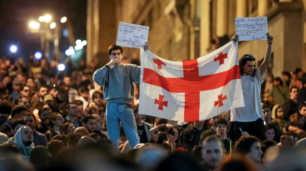 Det georgiske regeringsparti, Georgiens Drøm, måtte sidste år opgive at få vedtaget en lignende lov på grund af store folkelige protester, skriver Jørgen Staun.