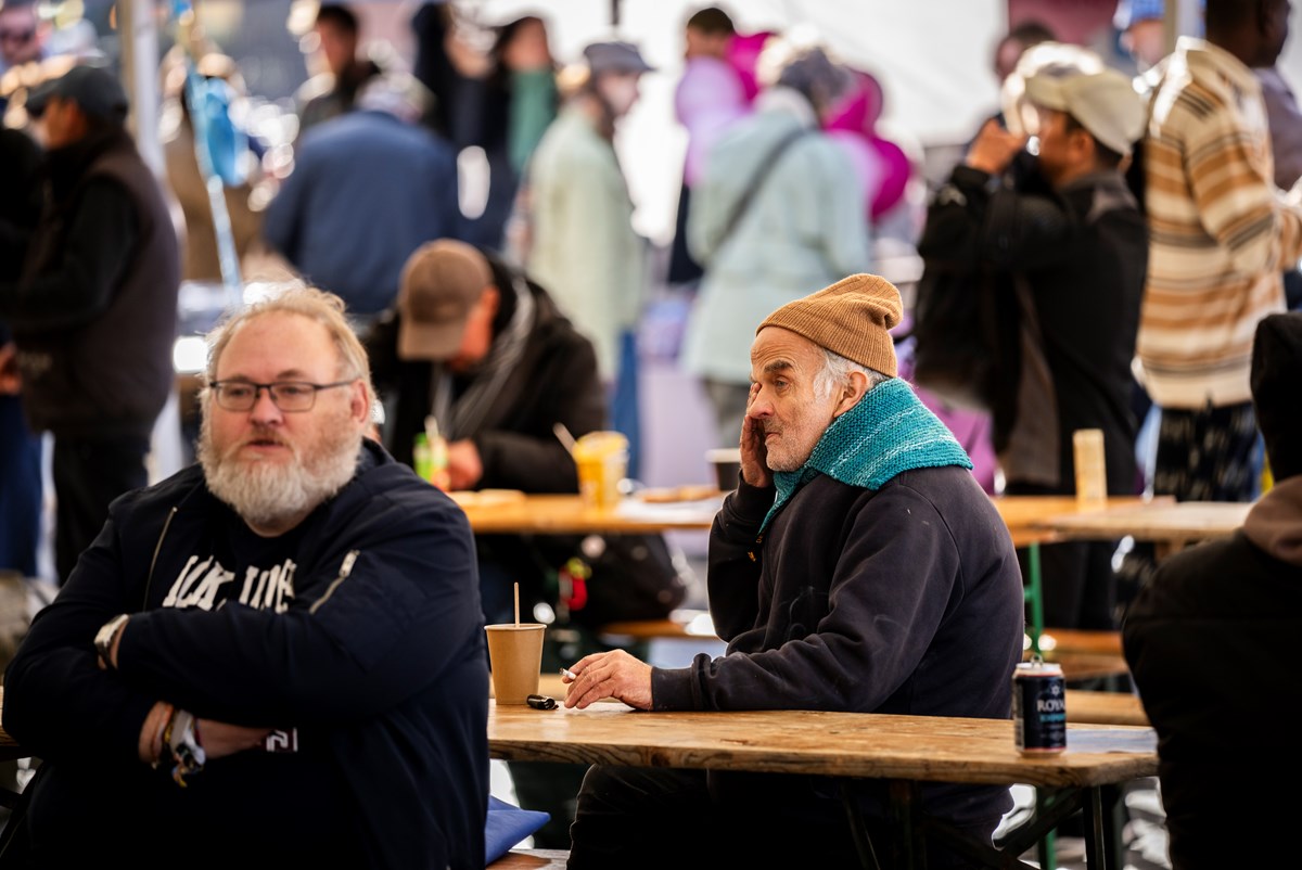 Mennesker ramt af hjemløshed eller andre socialt udsatte lever kortere og har dårligere helbred end gennemsnitsdanskeren, og uligheden i sundhed bliver større og større. Den udfordring skal civilsamfundet hjælpe med at løse, mener Danske Regioner. Arkivfoto fra Hjemløsedagen 2023, Københavns Rådhusplads.