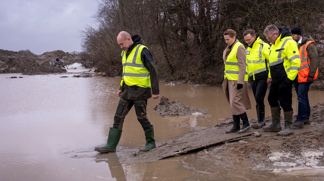 Magnus Heunicke besøger jordskredet ved Nordic Waste.