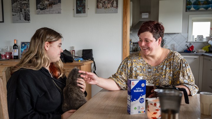 Tyske Dagmar Chinnow sammen med hendes datter Pauline. En lille cykeltur fra deres hus i Hvide Sande ligger Hvide Sande Røgeri, hvor både Dagmar, Pauline og Dagmars far arbejder.