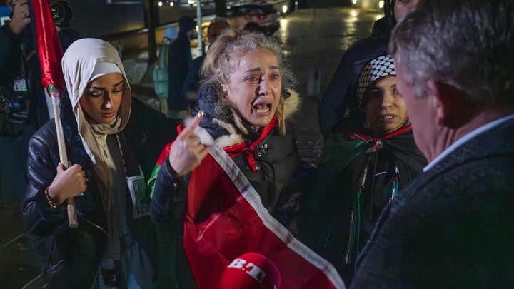 Udenrigsminister Lars Løkke Rasmussen taler med palæstinenske demonstranter efter Hamas' terrorangreb mod Israel 7. oktober.