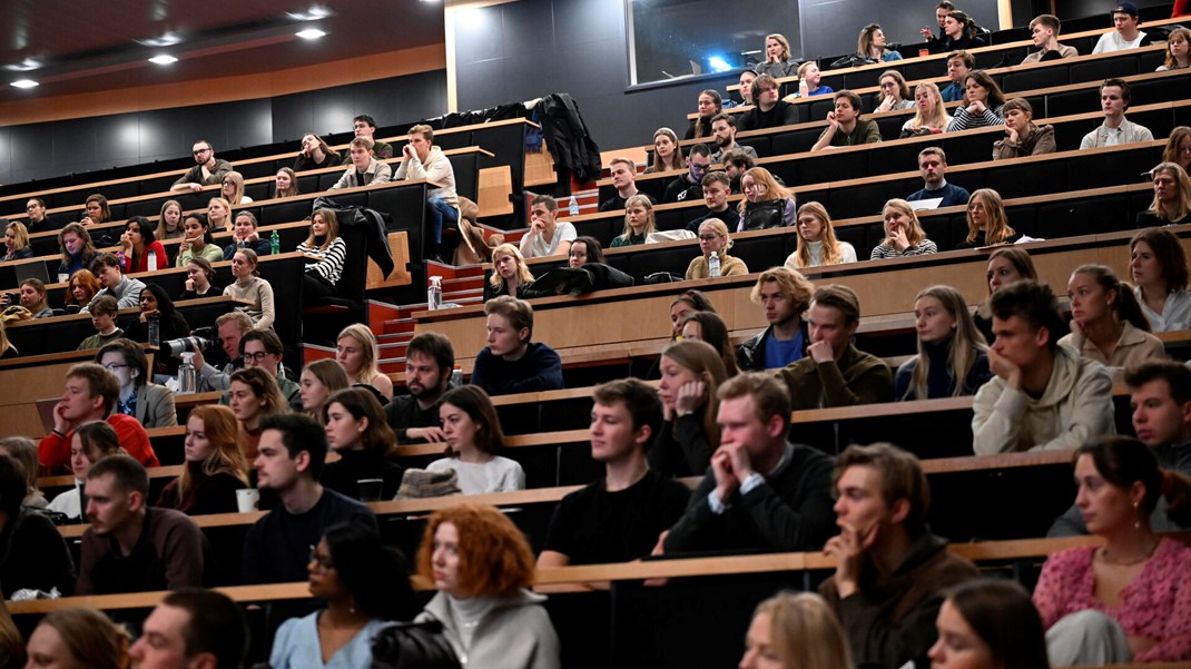 Udfordringen er, at de økonomiske tiltag, som skal sikre en fri og lige adgang til uddannelse i Danmark, ikke hjælper med de sociale, kulturelle og faglige koder på universiteterne, skriver Sofie Bislev og Mads Fjord Jørgensen.