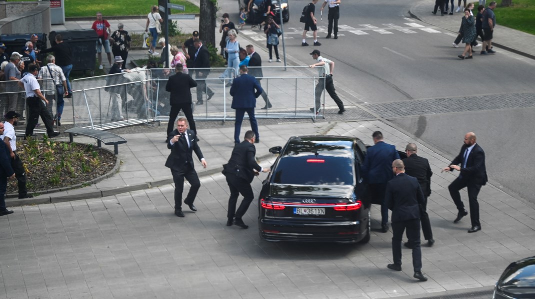 Slovakiets premierminister Robert Fico er blevet skudt. Han bliver her ført væk af sine sikkerhedsvagter efter skyderiet.