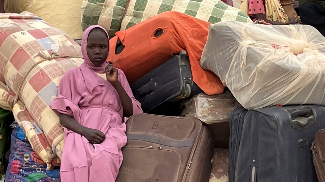 Den blodige borgerkrig i Sudan, som begyndte for et år siden, har nu udløst den største flygtningebevægelse i verden. 