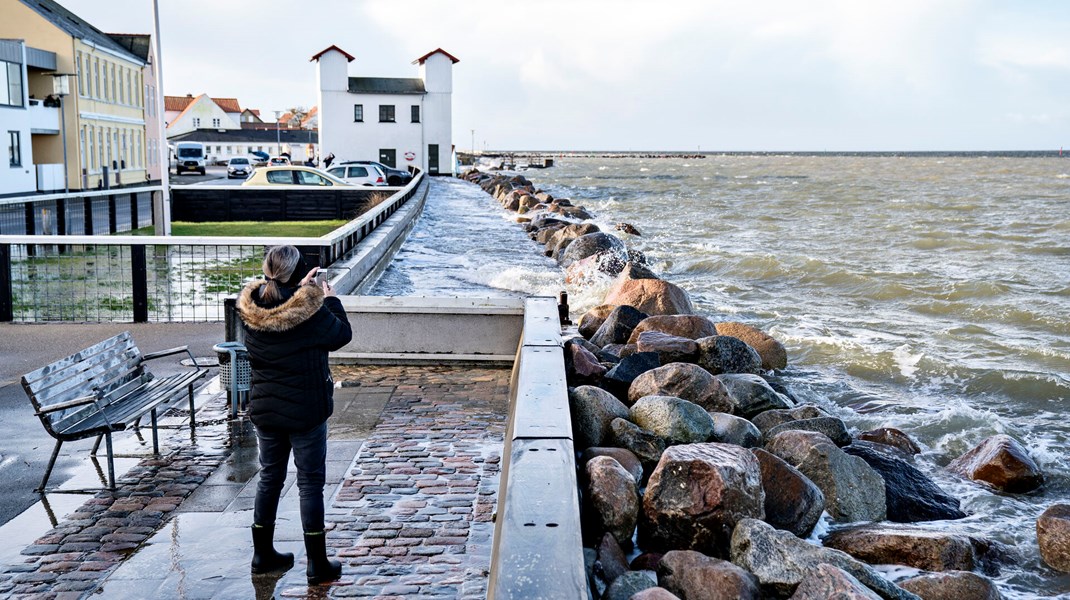 Havet stiger, og oversvømmelsesrisikoen vokser voldsomt i Danmark. Kurven er eksponentiel og stiger stejlt efter 2050. Det tager tid at udvikle visioner for de enkelte områder og en konsensus for, hvordan Danmark skal se ud i fremtiden, skriver Roland Löwe.