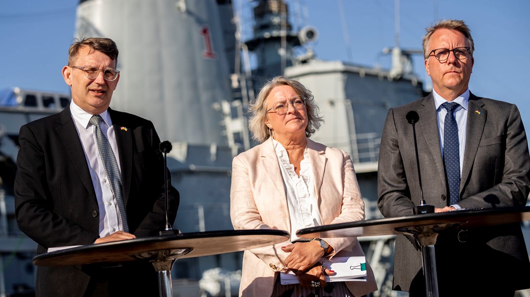 Forsvarsminister Troels Lund Poulsen (V), direktør for Danske rederier Anne Steffensen og erhvervsminister Morten Bødskov (S) ved præsentationen af rapporten. 