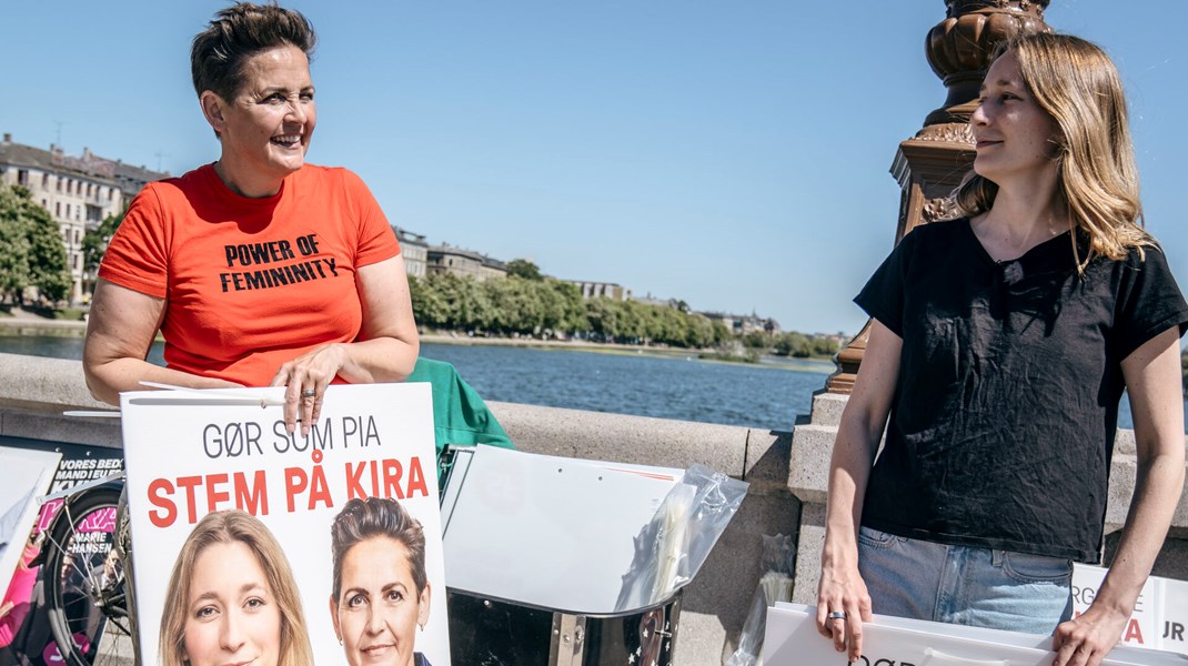 SF's spidskandidat Kira Marie Peter-Hansen hænger partiets første EU-valgplakater op sammen med formanden Pia Olsen Dyhr. 