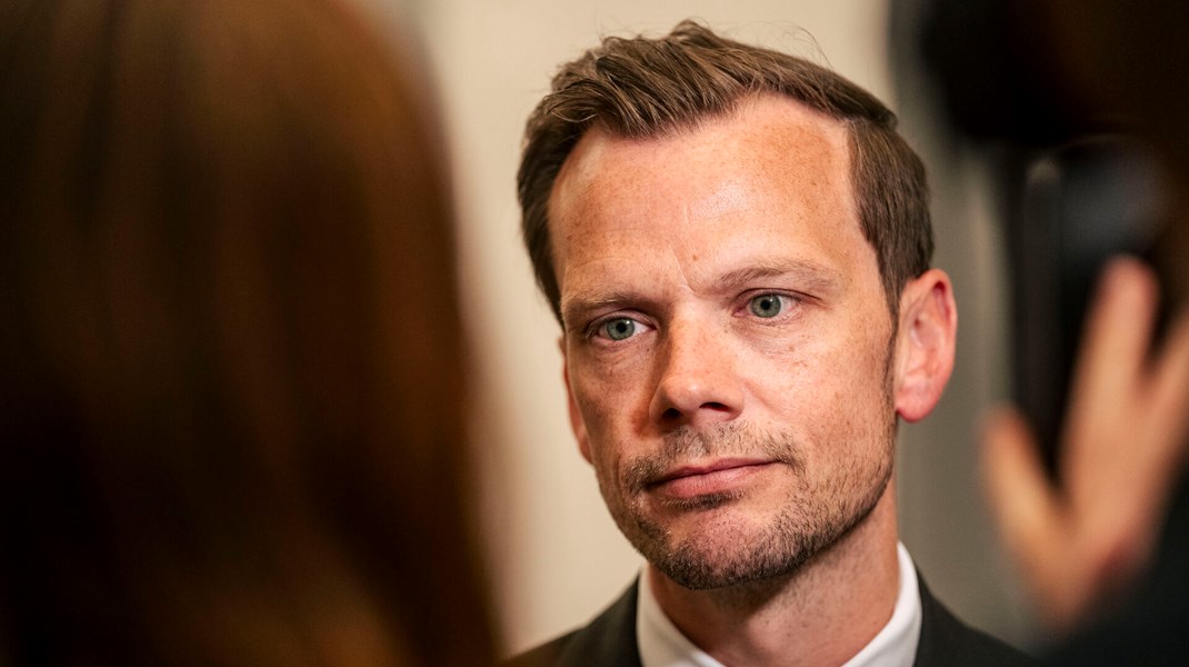 Et ændringsforslag fra justitsminister Peter Hummelgaard (S) fritager i sidste øjeblik lejere fra en ny og omstridt grænse i såkaldte småsager ved domstolene. Det betyder, at mange lejere fortsat vil kunne gå til retten og få juridisk hjælp i boligsager mod deres udlejer.