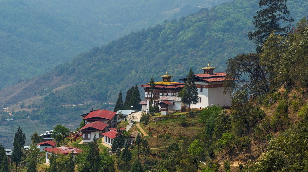 Klimaneutrale Bhutan er et grønt foregangsland, men det er ikke realistisk for andre lande at gøre dem kunsten efter; der er ikke særlig stor befolkningstæthed, 50 procent af landet er dækket af beskyttet natur, det er ulovligt at gå på jagt, og alt i alt prioriterer man naturen særdeles højt, skriver Alexander Holm.