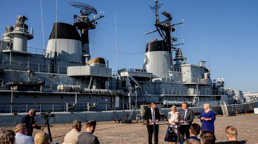 Fregatten Peder Skram tårnede op i baggrund, da det Maritime partnerskab præsenterede tre modeller for dansk produktion af krigsskibe tirsdag.