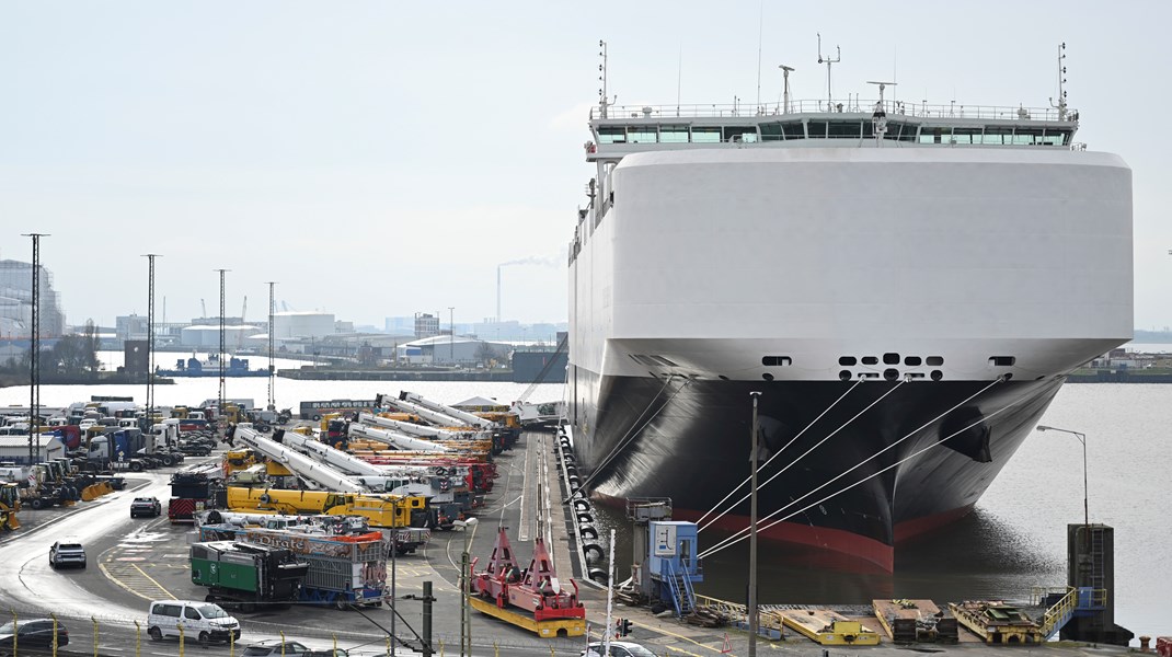 På det globale marked er mange af den maritime sektors konkurrenter enten statsejede eller statsstøttede, påpeger Danske Maritimes direktør. Her ses den kinesiske elbilgigants BYD's eget, 200 meter lange fragtskib, da de tidligere på året lagde til i Bremen. 