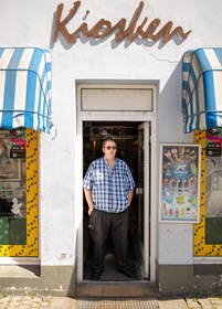 Michael Hornshøj har drevet kiosken i Allinge i 25 år. I øjeblikket er det hverken nemt at drive kiosk eller være Venstremand.