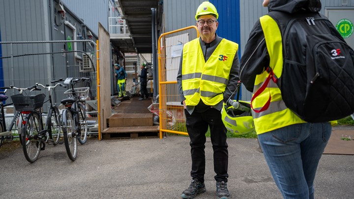 Der afventes godkendelse til at komme ind på byggepladsen. 