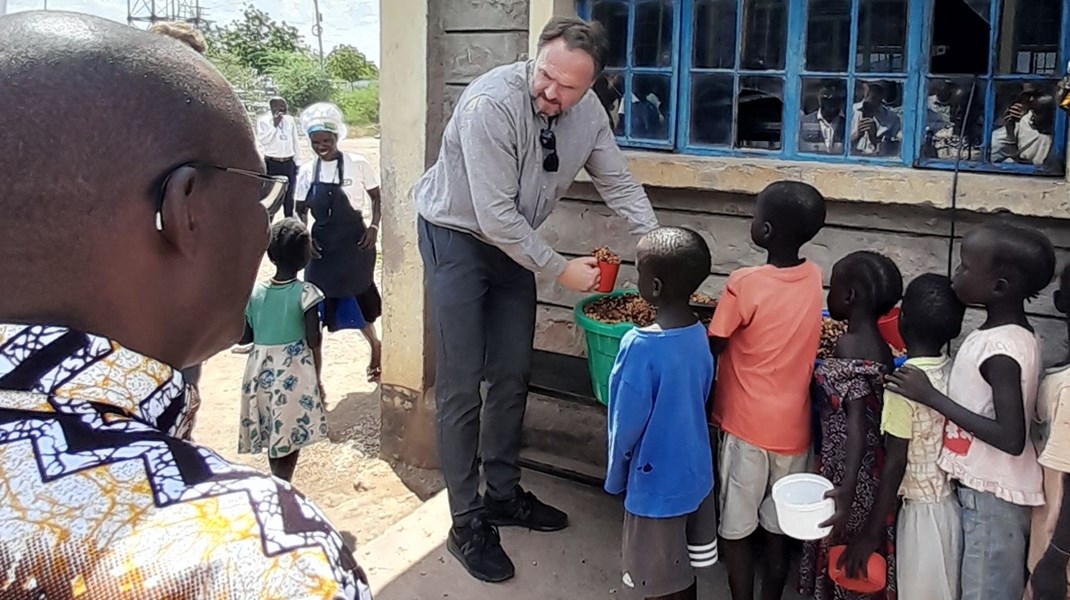 Mere end 6000 elever får skolemad på Future Primary School i Kakuma. De fleste går direkte hjem og deler maden med deres familier.  