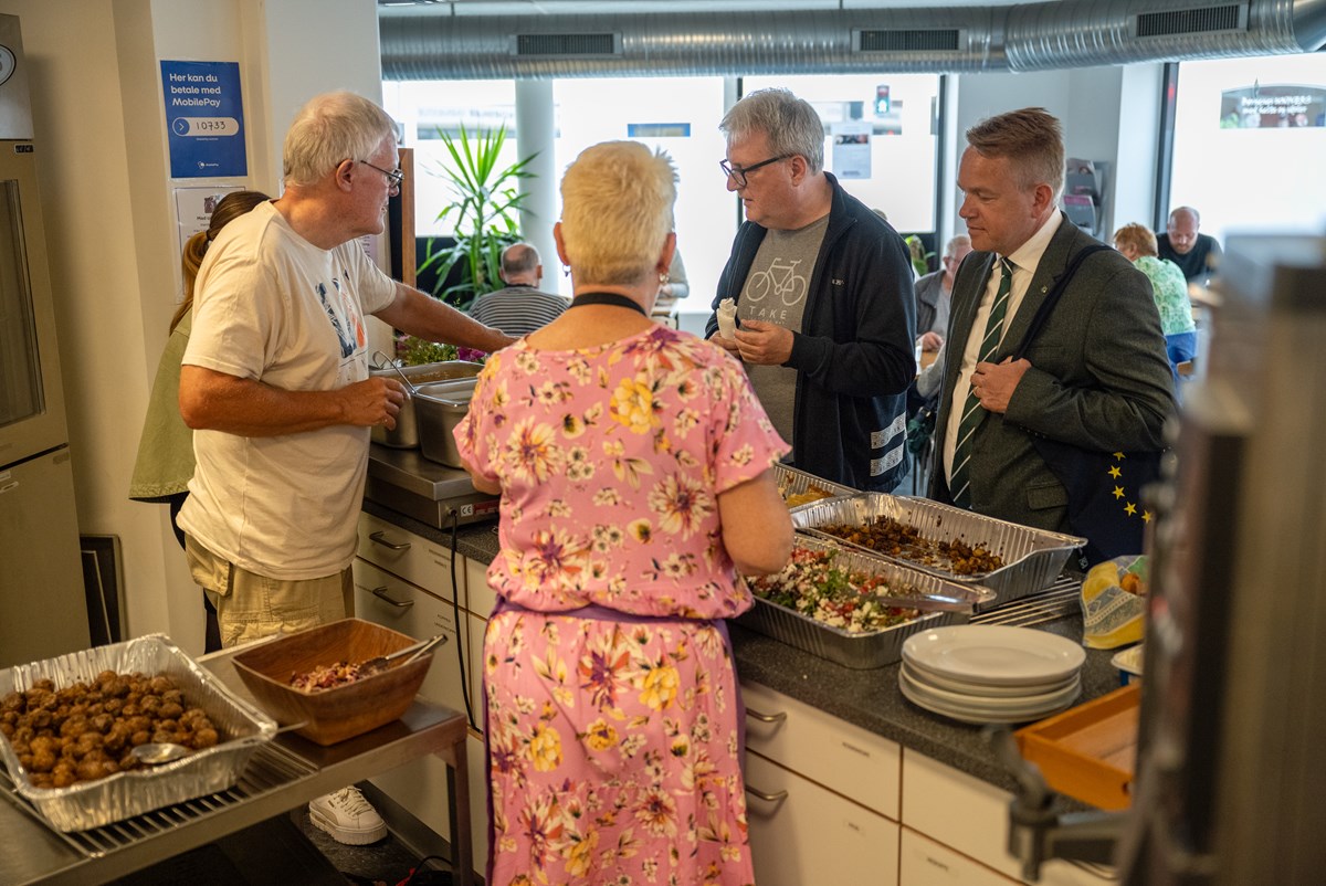 Kim Elmose fra SF (tv) og Jacob Stryhn fra K besøger Kirkens Korshærs varmestue i Slagelse for at tale med brugerne om EU - og hvorfor det er vigtigt at stemme. 