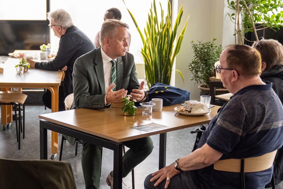 Konservatives Jacob Stryhn fortæller om energipolitik i EU og om hvorvidt de Konservative i EU står for det samme som Konservative i Danmark. Ellers banker hans hjerte varmt for veteransagen, som han flere gange bringer på bane. 