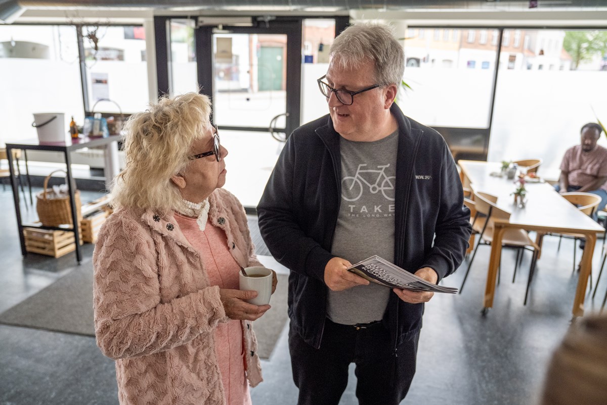 Kim Elmose fra SF og Solveig Larsen - alias Baronessen, som er blevet overbevist om, at hun nok hellere må stemme til EU-valget. Nu skal hun bare beslutte, hvem hun skal stemme på. Det har Kim Elmose heldigvis et godt forslag til, som han fluks skriver ned på en gul post-it fra varmestuens kontor.