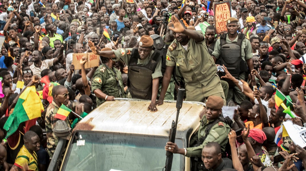 Maliere, der støttede omvæltningen af præsident Ibrahim Boubacar Keita, samledes for at fejre i hovedstaden Bamako i Mali i august 2020.