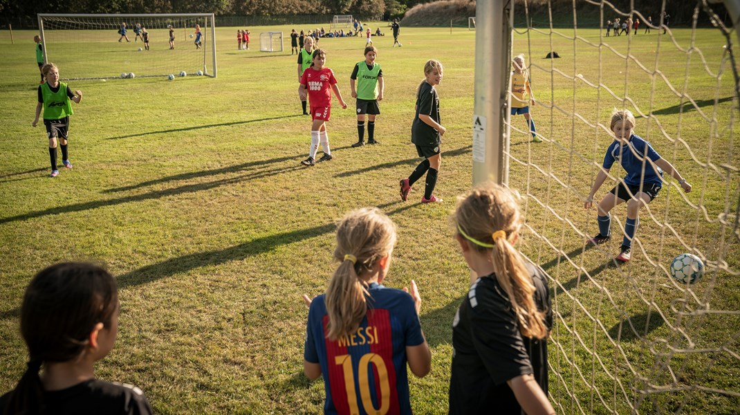 Jens Sejer Andersen, direktør i Play the Game, deler opfattelsen af, at idrætsforbundene og den olympiske bevægelse laver et skønmaleri af pyramidestrukturen og solidaritetselementet i den europæiske sportsmodel.