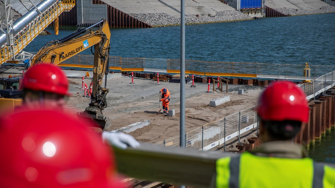 Vi støtter den danske model, og vi har derfor indbygget klausuler i vores kontrakter, som stiller krav om, at medarbejdere på vores projekter har løn- og ansættelsesforhold svarende til sammenlignelige overenskomster, skriver Niels Gottlieb.