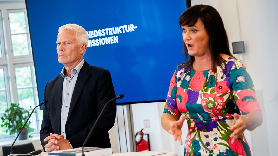 Kommissionsformand Jesper Fisker overdrog i dag Sundhedsstrukturkommissionens rapport til sundhedsminister Sophie Løhde (V)