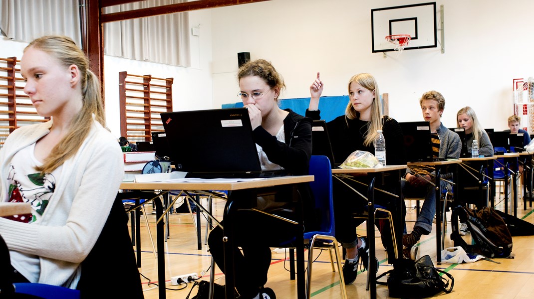 Elever får højere karakterer til afgangsprøverne end standpunktskarakterer i grundskolen. Derfor vil et karakterkrav baseret på standpunktskarakterer ramme flere unge end et krav baseret på prøvekarakterer.