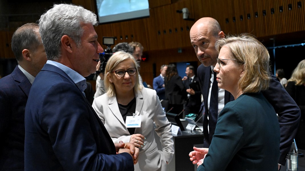 Miljøminister Magnus Heunicke (S) med sine europæiske kolleger. Til venstre ses Belgiens miljøminister Alain Maron, der hverken stemte for eller imod.