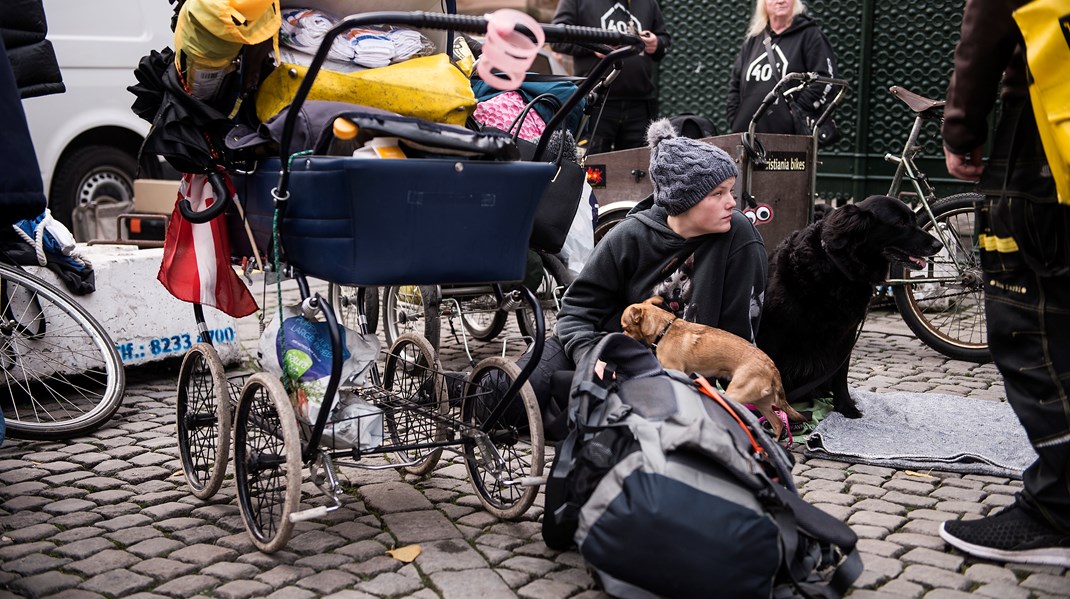 I arbejdet med at støtte den enkelte i at indrette bolig, købe ind og få styr på egen indtægt kan brobygning til relationer og fællesskaber nemt drukne, skriver forfatterne. Arkivfoto.