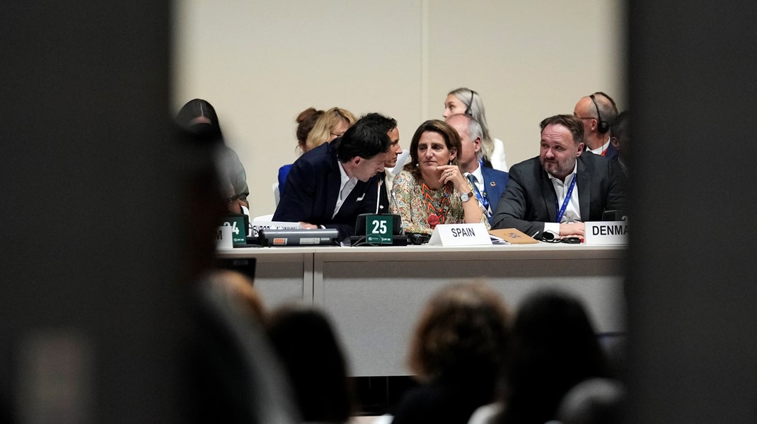 Spaniens vicepremierminister Teresa Ribera og Danmarks klimaminister Dan Jørgensen under forhandlingerne ved FN's COP28-klimatopmøde mandag den 11. december 2023 i Dubai, Forenede Arabiske Emirater