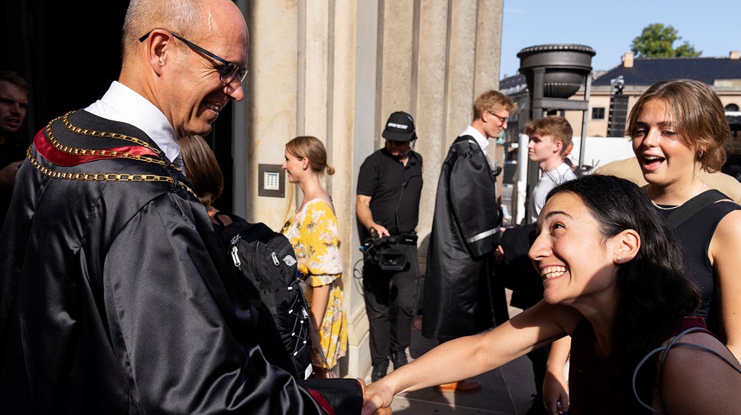 I de kommende år ved landets bachelorstuderende reelt ikke, om de ender med at bliver blandt de 23 procent, som må tage til takke med en forkortet etårig kandidat, skriver Lauge Lunding Bach.