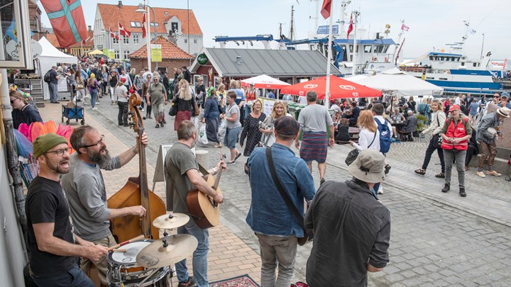 Folkemødet i Allinge før corona tog kvælertag på kloden, inklusive Bornholm. Dengang kunne man samle over 100.000 deltagende. Spørgsmålet er, om de gode gamle dage fra for to år siden nogensinde vender tilbage.