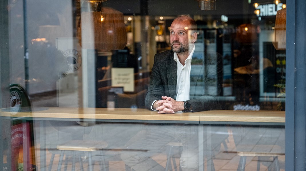 Thomas Gyldal er borgmester i Herlev og formand for KL's Børne- og Undervisningsudvalg. Han er også medlem af Socialdemokratiets hovedbestyrelse. Her ses han på Espresso House, der deler matrikel med kommunens spritnye rådhus.