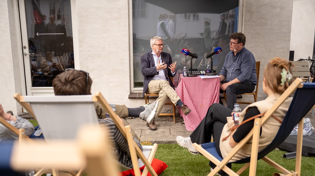 Thomas Lauritzen, EU-korrespondent på Altinget (th.), interviewer Jeppe Tranholm-Mikkelsen, departementchef i Udenrigsministeriet (tv.) på Folkemødet i Allinge.