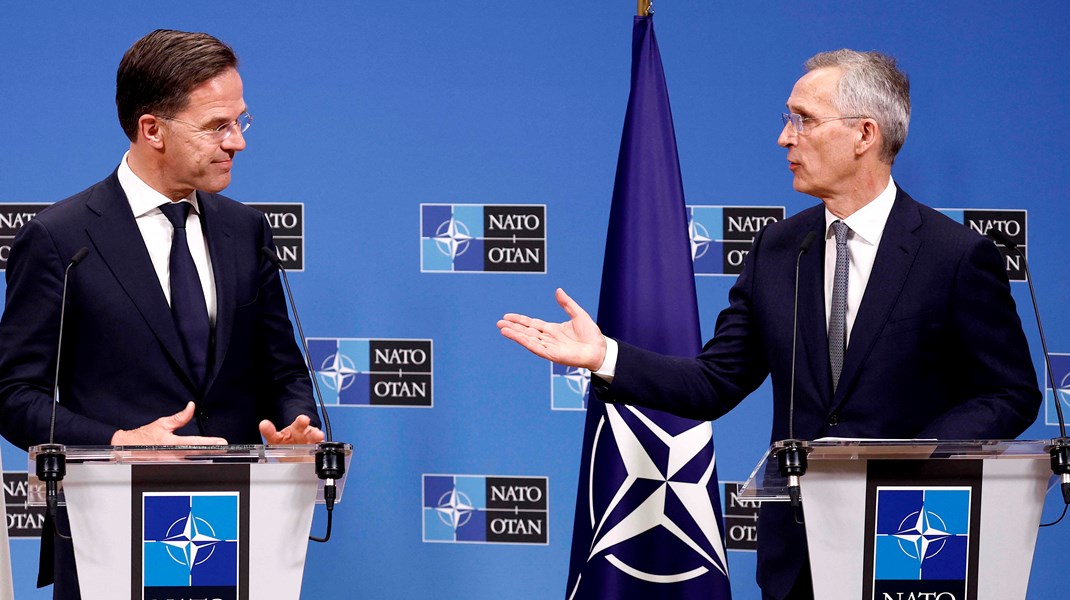 Mark Rutte (t.v.) afløser den norske politiker Jens Stoltenberg (t.h.), der har været generalsekretær i Nato siden 2014.