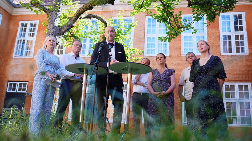 Miljøminister Magnus Heinicke (S) flankeret af ordførere fra partierne bag aftale om Havnaturfond. Partierne vil genoprette dele af det indre danske farvand.