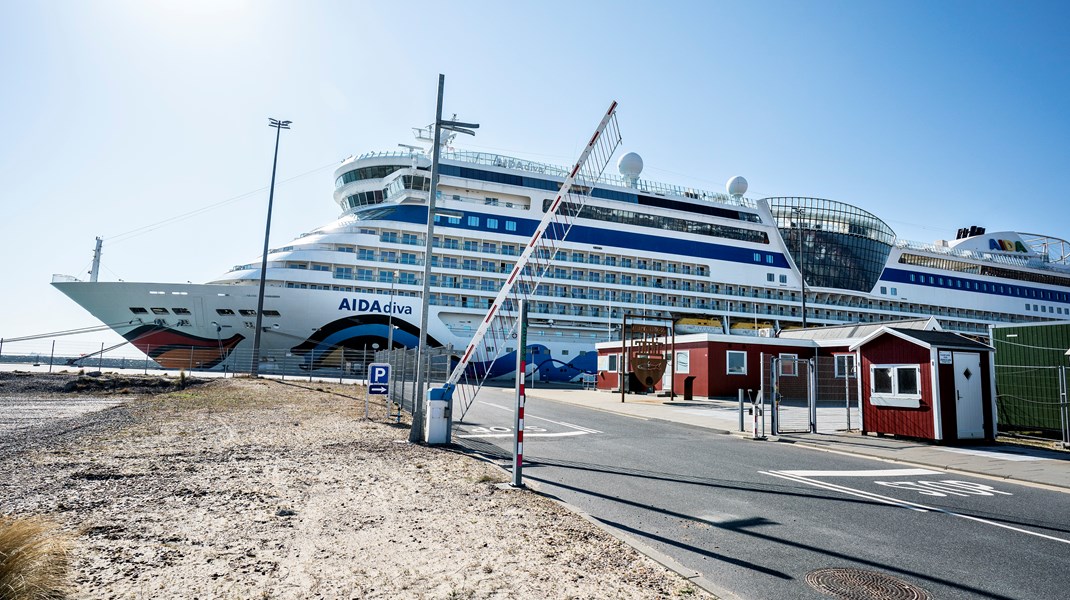 Krydstogtskib i Skagen Havn, hvor der er landstrøm nok til fiskerne, men ikke nok til de store krydstogtskibe. 