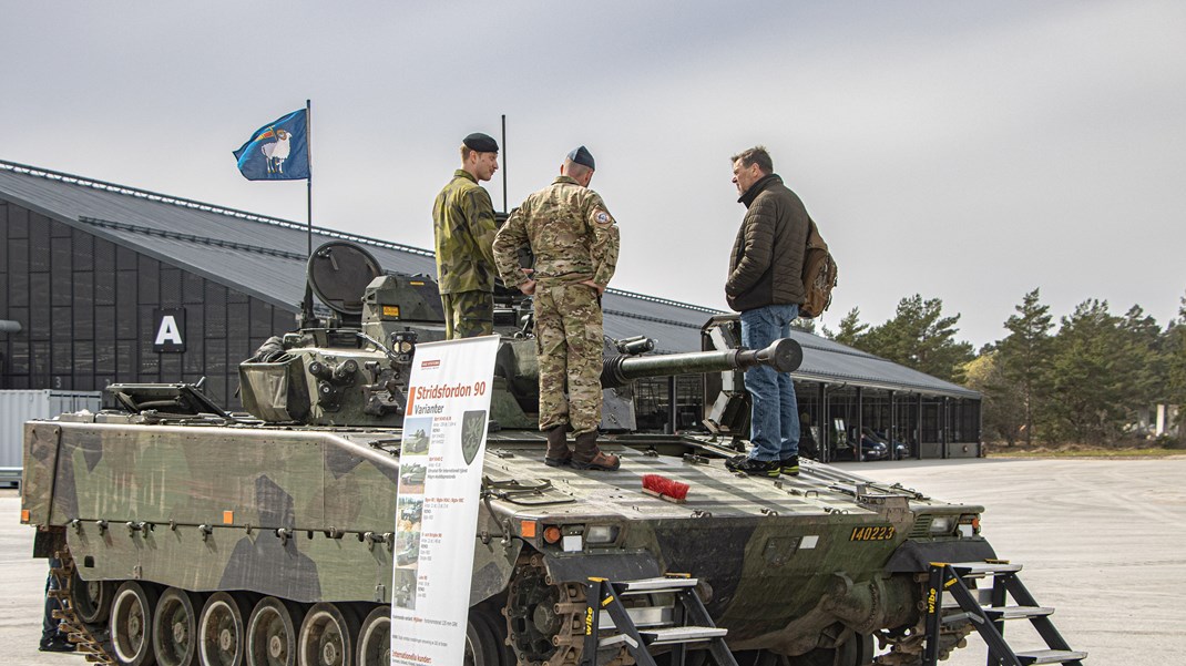 Gotlands flag vejer over et CV90 infanterikampkøretøj.