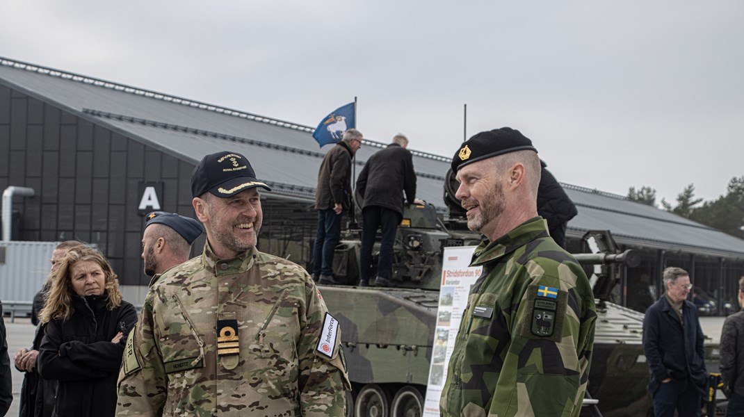 Oberst Dan Rasmussen (th) har været regimentschef for P18 siden august 2023. Til venstre for ham ses Christian G.H. Meinertz, der er adjudant for Kong Frederik. 