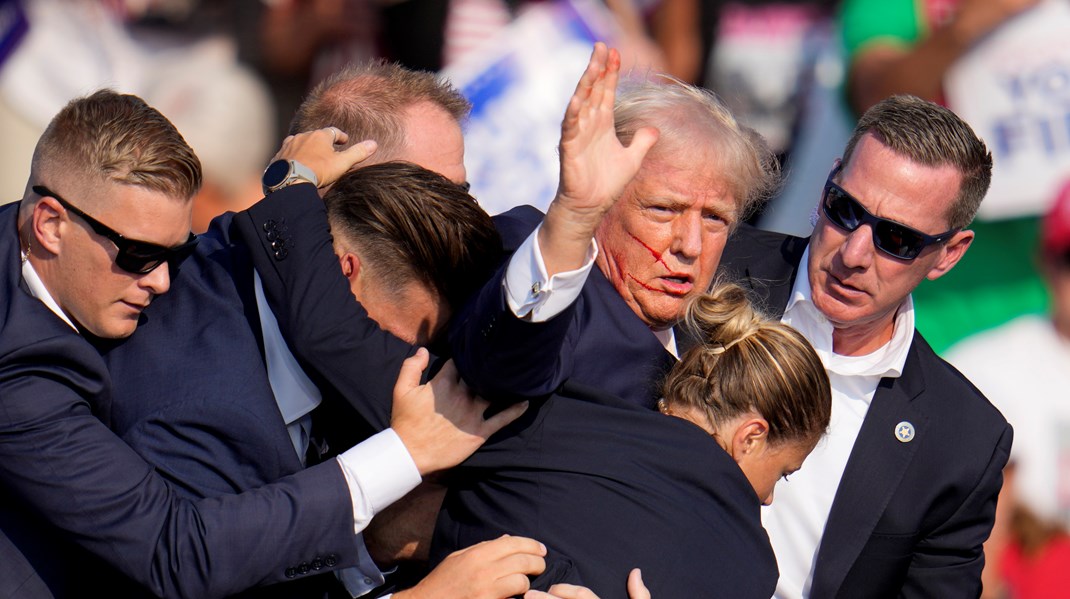 Donald Trump blev lørdag aften ramt i øret af skud. 