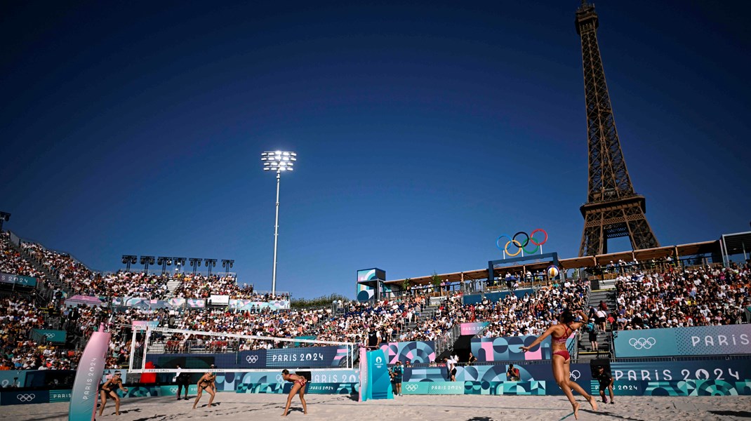 Beachvolley-turneringen under Eiffeltårnet fremhæves som et eksempel på, at arrangørerne er lykkedes med at bruge byen som arena. 