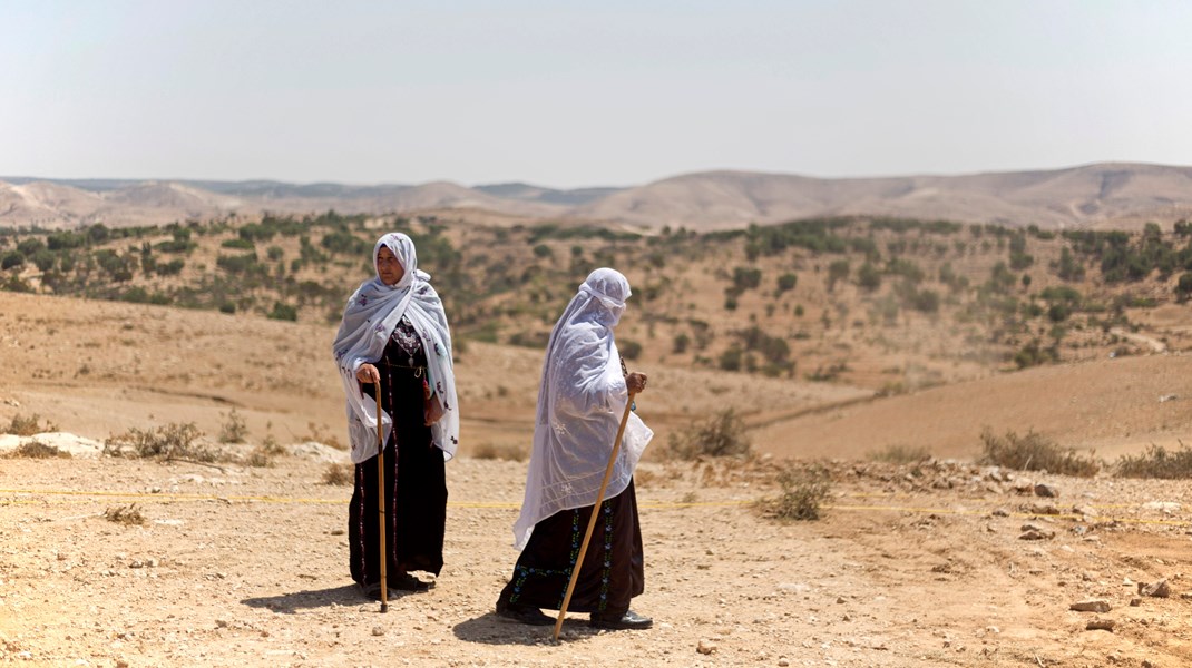 Første del af bogen udspiller sig i Negev-ørkenen i den sydlige del af Israel.